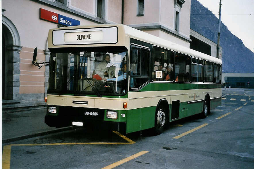 (051'326) - ABl Biasca - Nr. 16/TI 97'895 - NAW/Hess am 1. Januar 2002 beim Bahnhof Biasca