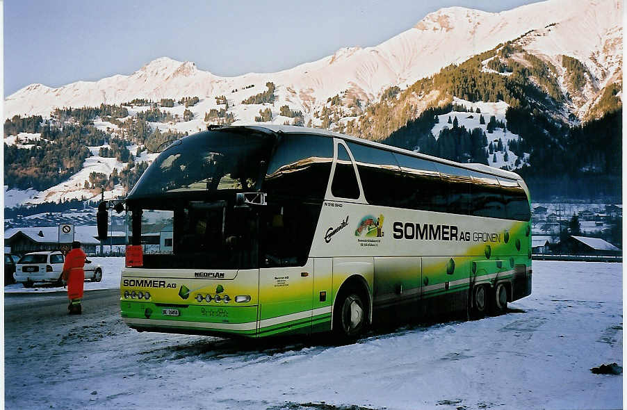 (051'403) - Sommer, Grnen - BE 26'858 - Neoplan am 6. Januar 2002 in Frutigen, Flugplatz