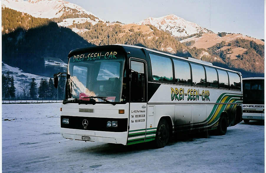 (051'404) - Portmann, Scheuren - BE 457'136 - Mercedes am 6. Januar 2002 in Frutigen, Flugplatz