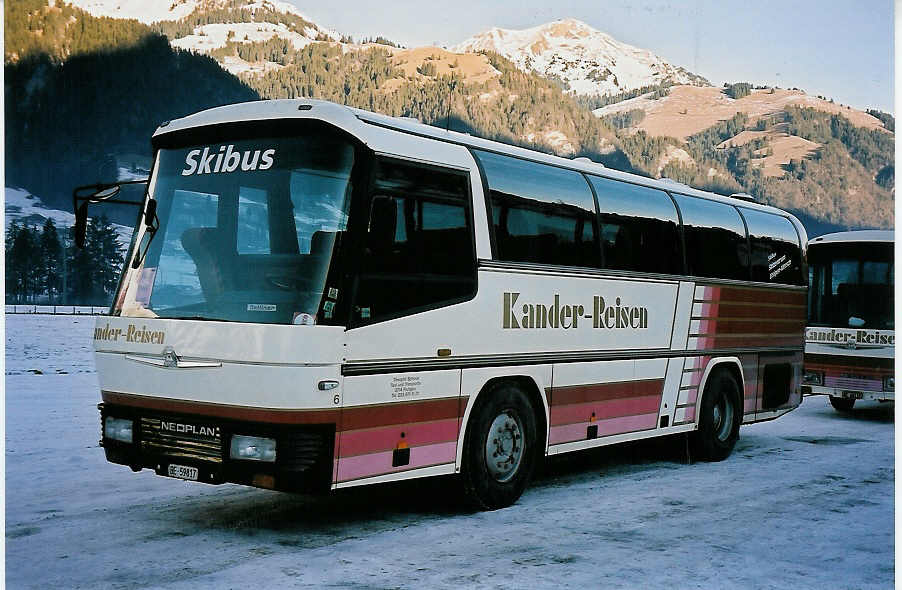 (051'406) - Kander-Reisen, Frutigen - Nr. 6/BE 59'817 - Neoplan am 6. Januar 2002 in Frutigen, Flugplatz