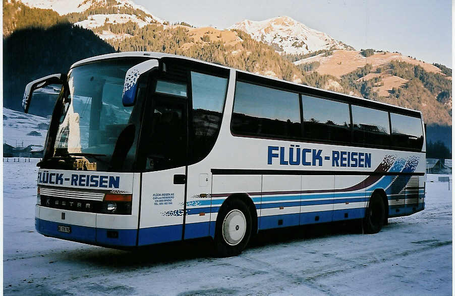 (051'411) - Flck, Brienz - BE 378'782 - Setra am 6. Januar 2002 in Frutigen, Flugplatz