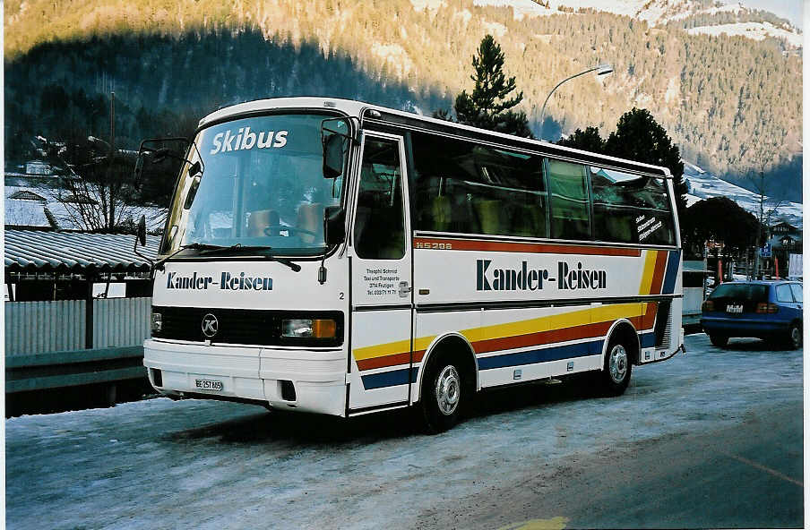 (051'417) - Kander-Reisen, Frutigen - Nr. 2/BE 257'805 - Setra am 6. Januar 2002 beim Bahnhof Frutigen