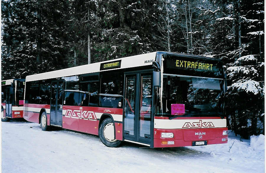 (051'433) - ASKA Aeschi - Nr. 7/BE 387'527 - MAN am 6. Januar 2002 in Adelboden, Unter dem Birg