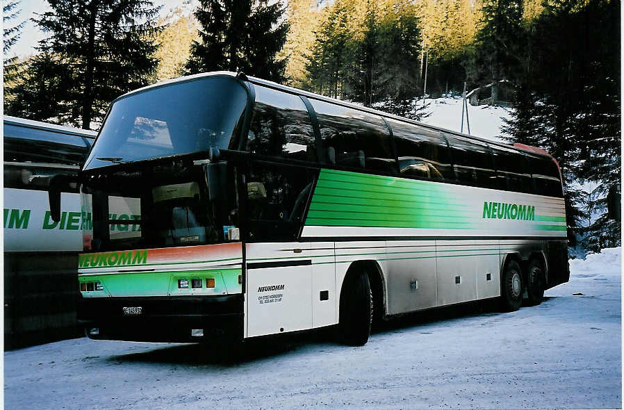 (051'434) - Neukomm, Horboden - BE 45'930 - Neoplan am 6. Januar 2002 in Adelboden, Unter dem Birg