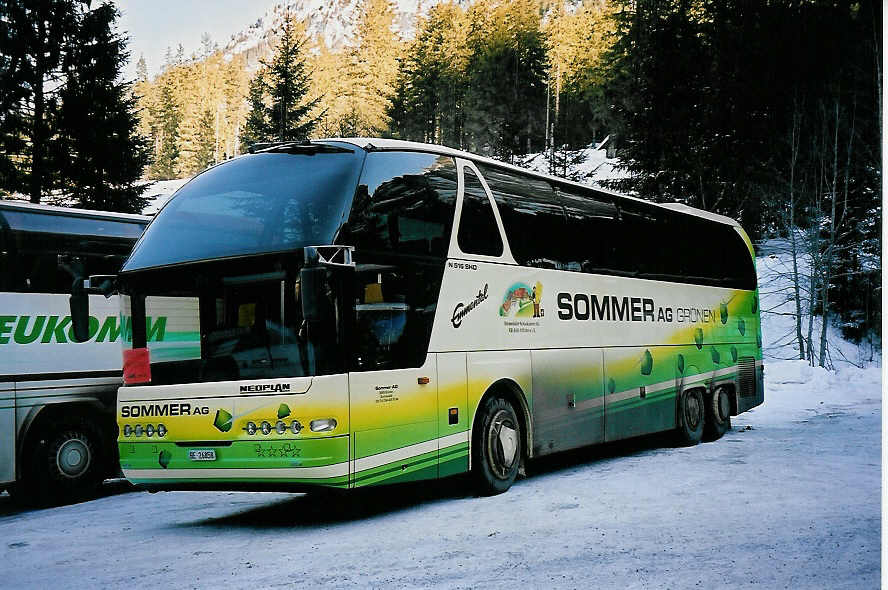 (051'435) - Sommer, Grnen - BE 26'858 - Neoplan am 6. Januar 2002 in Adelboden, Unter dem Birg