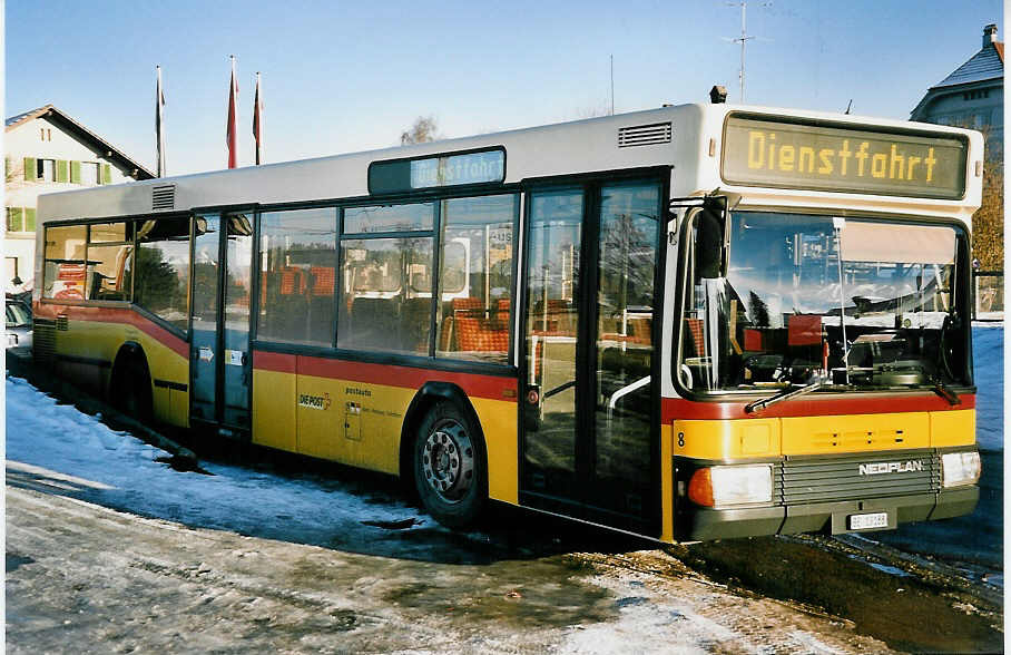 (051'602) - Engeloch, Riggisberg - Nr. 8/BE 13'188 - Neoplan (ex Nr. 5) am 13. Januar 2002 beim Bahnhof Schwarzenburg