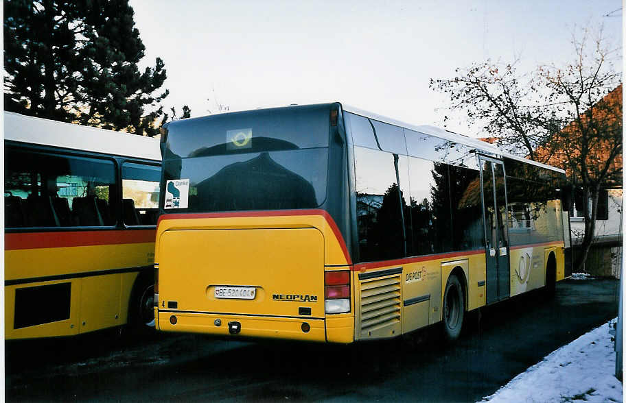 (051'605) - Engeloch, Riggisberg - Nr. 4/BE 520'404 - Neoplan am 13. Januar 2002 in Riggisberg, Garage