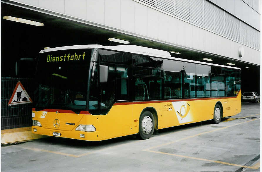 (051'623) - PTT-Regie - P 25'237 - Mercedes am 19. Januar 2002 in Bern, Postautostation