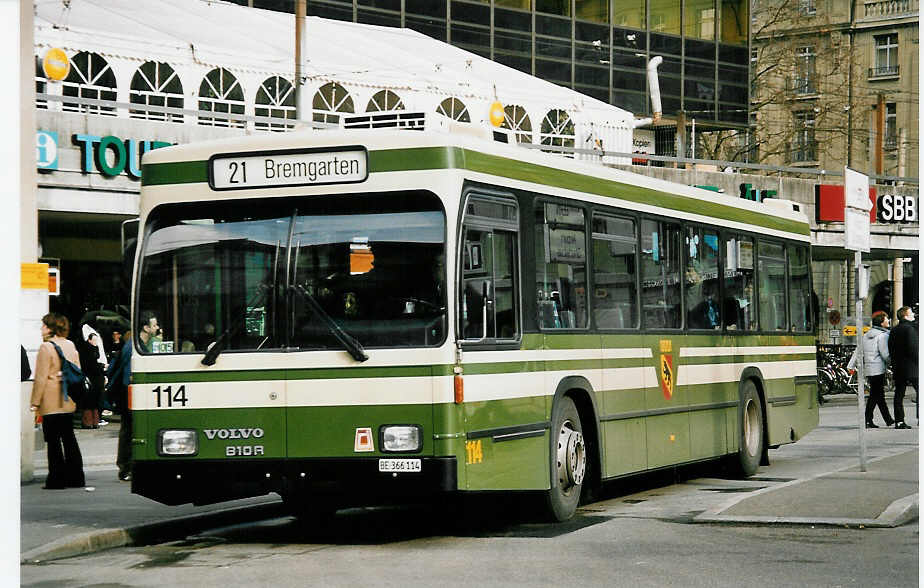 (051'828) - SVB Bern - Nr. 114/BE 366'114 - Volvo/R&J am 4. Februar 2002 beim Bahnhof Bern