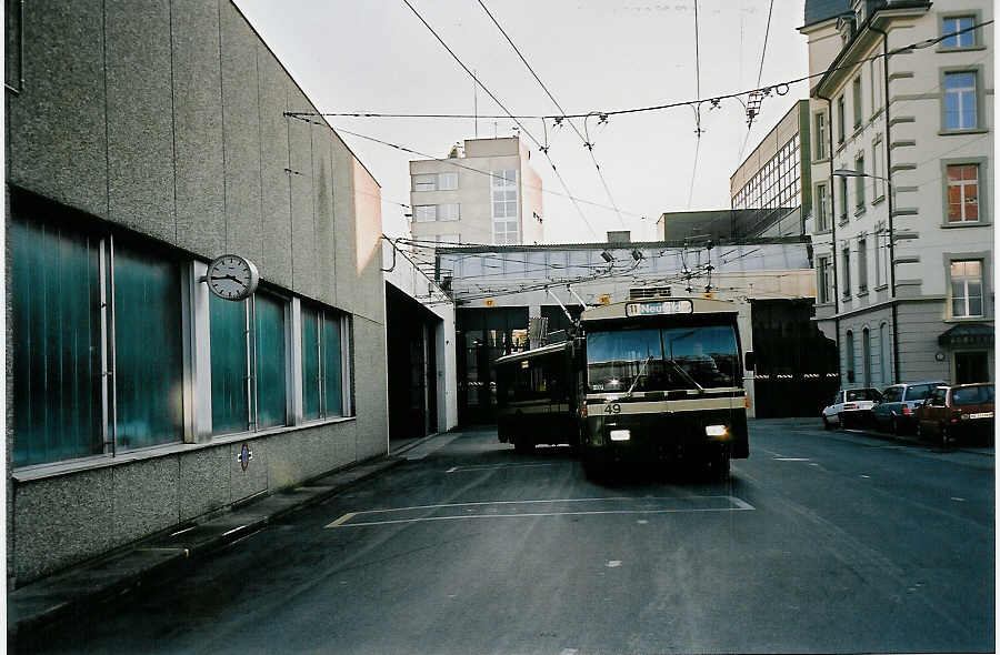 (051'912) - SVB Bern - Nr. 49 - FBW/R&J Gelenktrolleybus am 4. Februar 2002 in Bern, Eigergarage