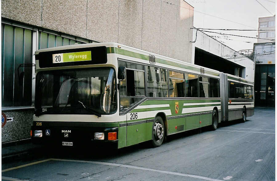 (051'919) - SVB Bern - Nr. 206/BE 500'206 - MAN am 4. Februar 2002 in Bern, Eigergarage