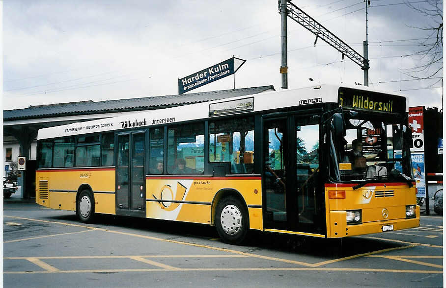 (052'013) - PTT-Regie - P 25'572 - Mercedes am 10. Februar 2002 beim Bahnhof Interlaken West