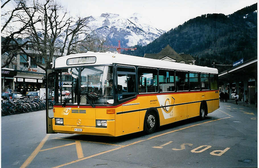 (052'014) - PTT-Regie - P 25'326 - Mercedes/R&J am 10. Februar 2002 beim Bahnhof Interlaken West