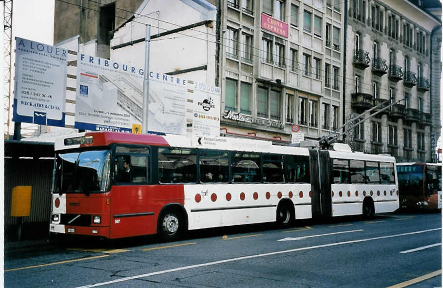 (052'112) - TPF Fribourg - Nr. 507/FR 300'411 - Volvo/Hess Gelenkduobus (ex TF Fribourg Nr. 107) am 17. Februar 2002 beim Bahnhof Fribourg