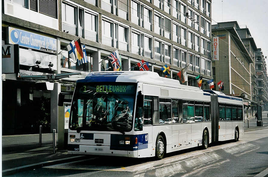 (052'227) - TL Lausanne - Nr. 547/VD 1511 - Van Hool am 17. Mrz 2002 beim Bahnhof Lausanne