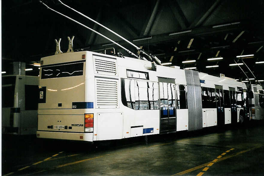 (052'422) - TL Lausanne - Nr. 802/VD 1659 - Neoplan Gelenkduobus am 17. Mrz 2002 in Lausanne, Dpt Borde 