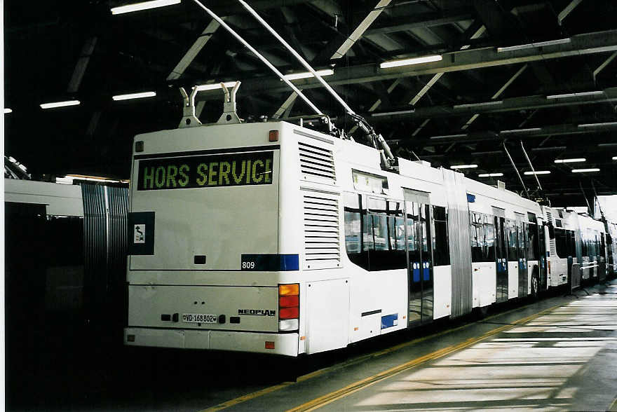 (052'423) - TL Lausanne - Nr. 809/VD 168'802 - Neoplan Gelenkduobus am 17. Mrz 2002 in Lausanne, Dpt Borde