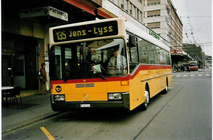 (052'633) - AVA Aarberg - Nr. 6/BE 447'616 - Mercedes am 30. Mrz 2002 beim Bahnhof Biel