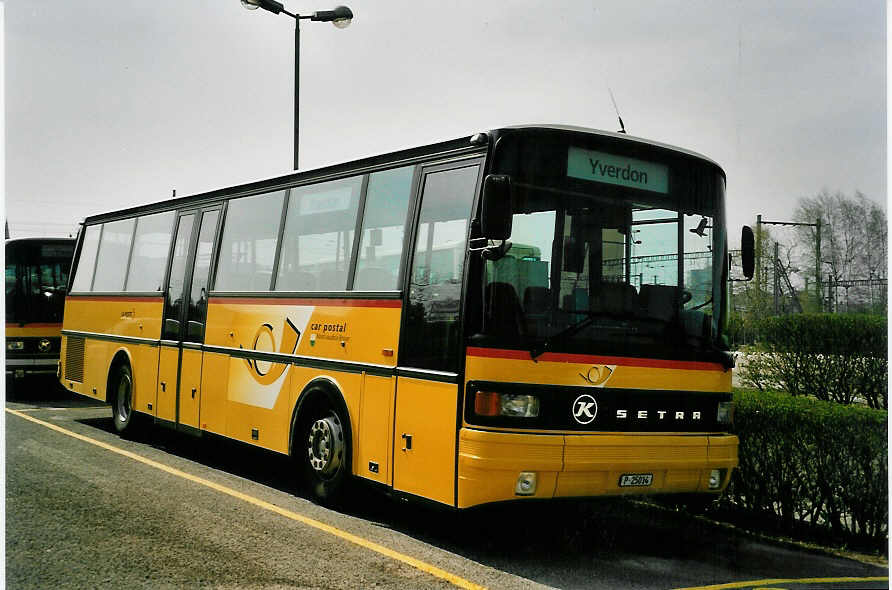 (052'737) - PTT-Regie - P 25'014 - Setra am 6. April 2002 in Yverdon, Garage