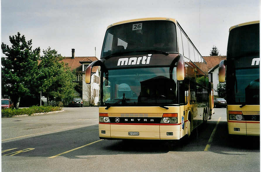 (052'802) - Marti, Kallnach - Nr. 26/BE 572'226 - Setra am 6. April 2002 in Kallnach, Garage