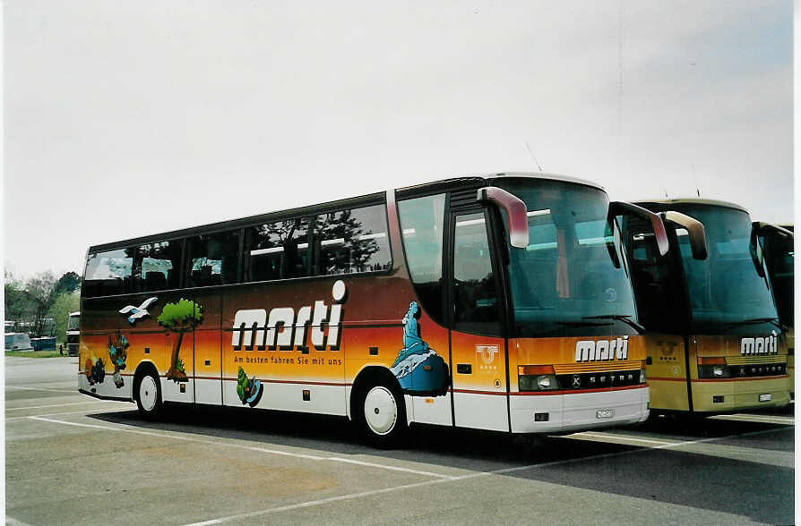 (052'803) - Marti, Kallnach - Nr. 8/NE 98'718 - Setra am 6. April 2002 in Kallnach, Garage