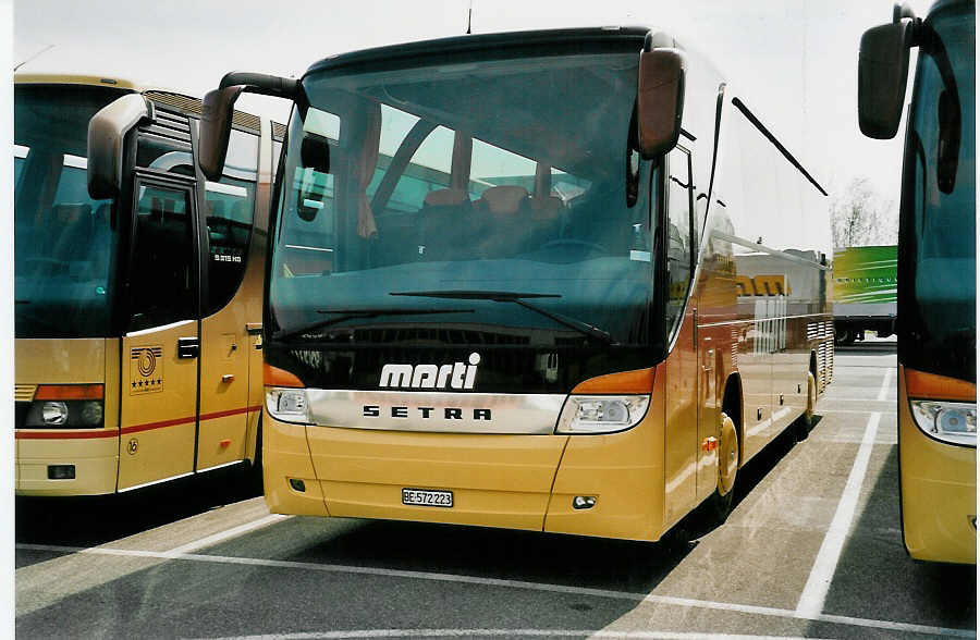 (052'808) - Marti, Kallnach - Nr. 23/BE 572'223 - Setra am 6. April 2002 in Kallnach, Garage