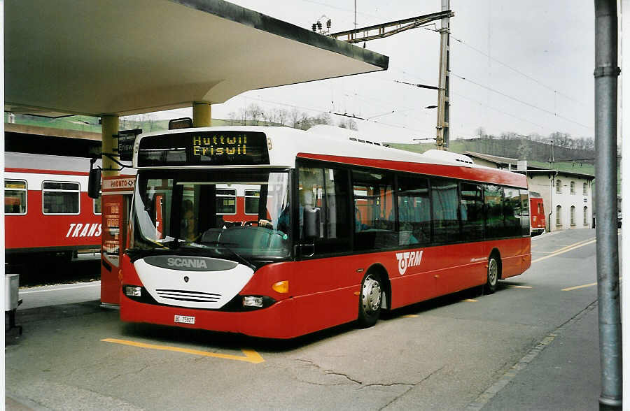 (052'924) - Lanz, Huttwil - BE 75'827 - Scania am 16. April 2002 beim Bahnhof Huttwil