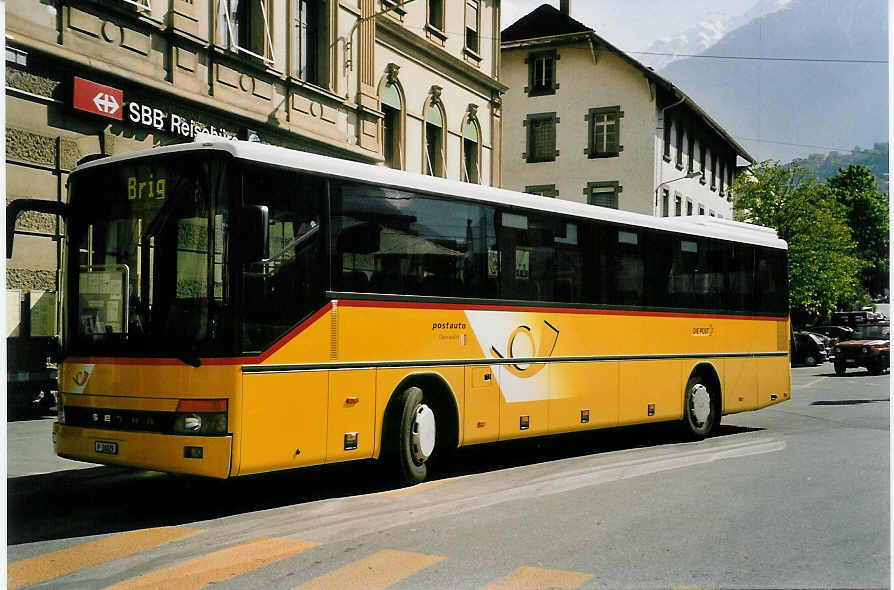 (052'933) - PTT-Regie - P 26'029 - Setra am 18. April 2002 beim Bahnhof Brig