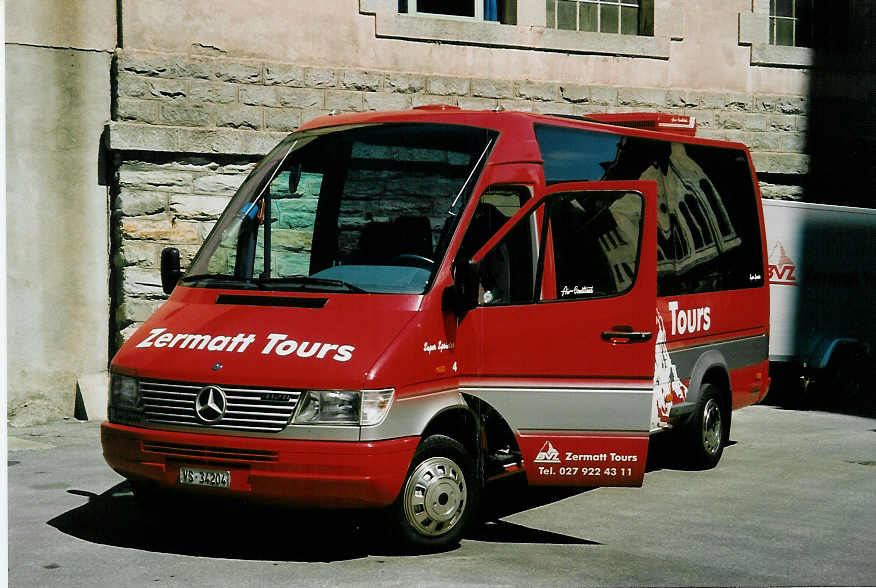 (053'014) - BVZ Brig - Nr. 4/VS 34'204 - Mercedes am 18. April 2002 in Visp, Garage