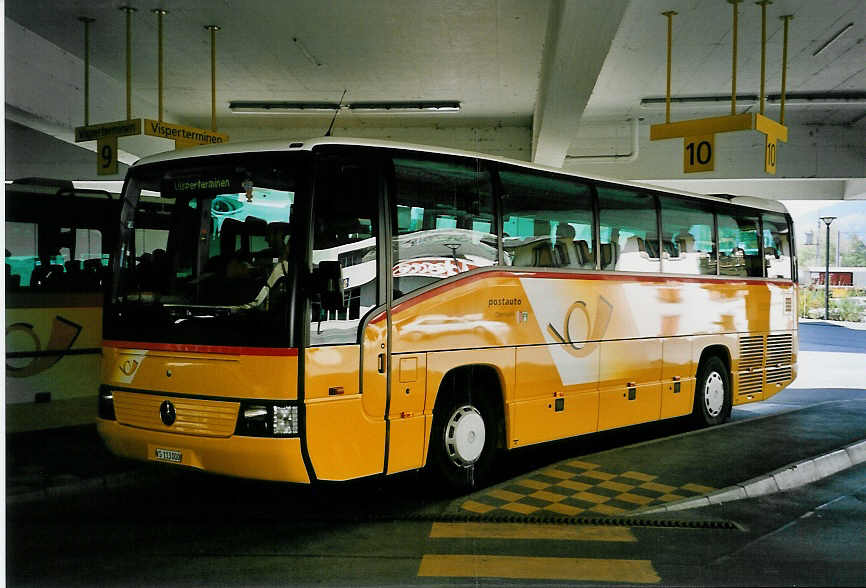 (053'016) - Zimmermann, Visperterminen - VS 113'000 - Mercedes am 18. April 2002 in Visp, Postautostation