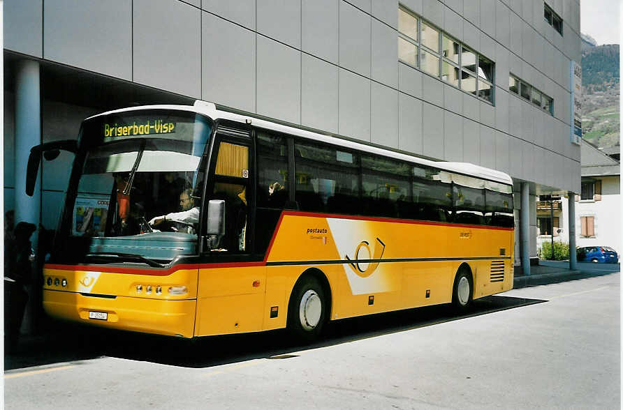 (053'024) - PTT-Regie - P 25'154 - Neoplan am 18. April 2002 in Visp, Postautostation