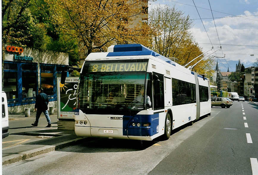 (053'122) - TL Lausanne - Nr. 802/VD 1659 - Neoplan Gelenkduobus am 19. April 2002 in Lausanne, Grande Borde