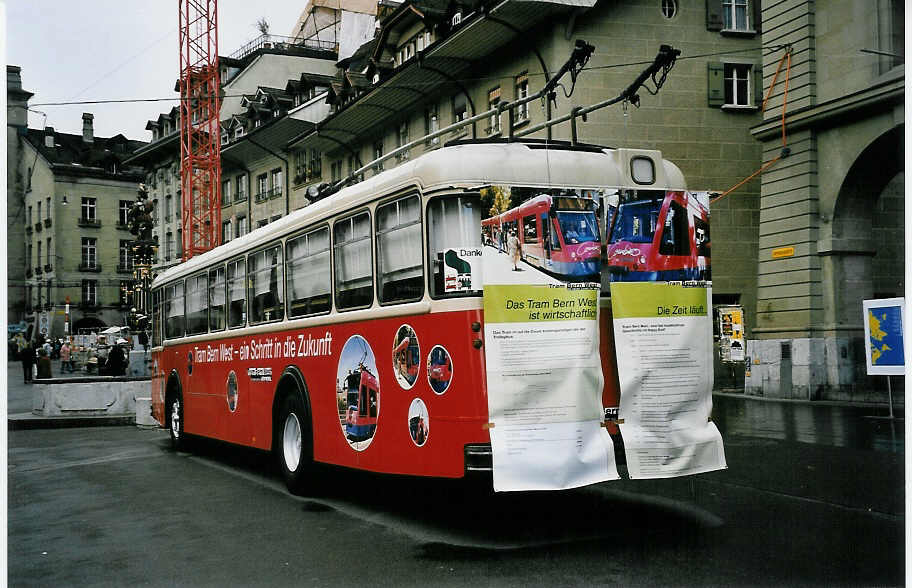 (053'202) - SVB Bern - Nr. 164/BE 113'164 - FBW/R&J am 20. April 2002 in Bern, Zytglogge (Enteiser; im Einsatz fr  Tram Bern West )