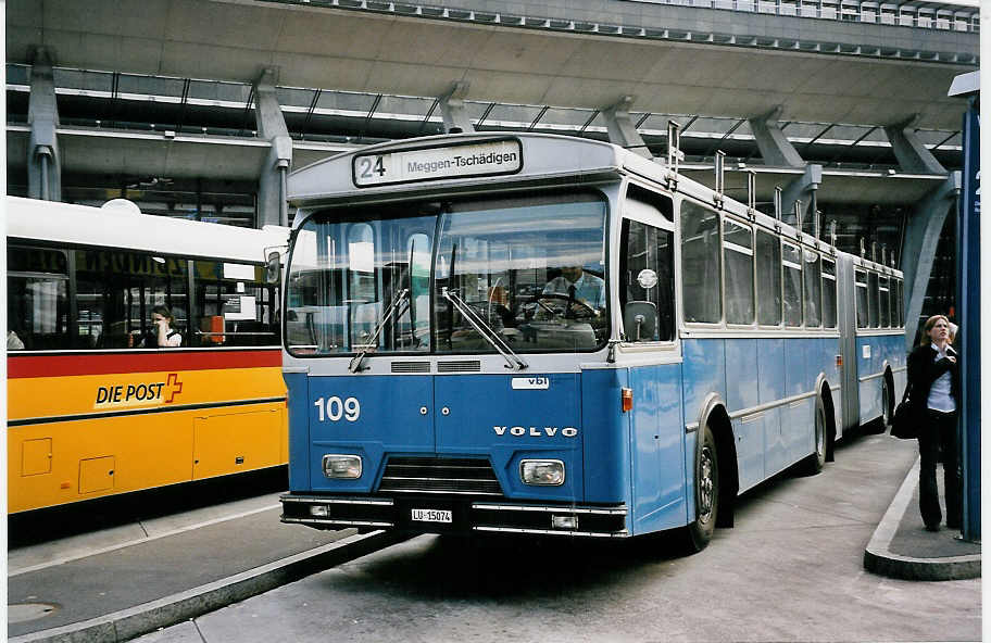 (053'227) - VBL Luzern - Nr. 109/LU 15'074 - Volvo/Hess am 25. April 2002 beim Bahnhof Luzern