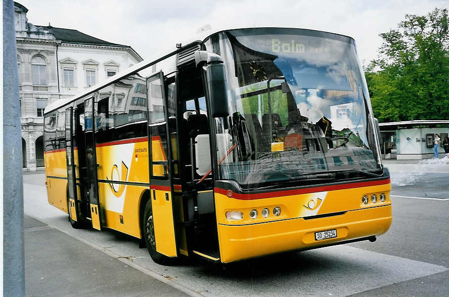 (053'233) - Flury, Balm - SO 25'234 - Neoplan am 27. April 2002 beim Hauptbahnhof Solothurn