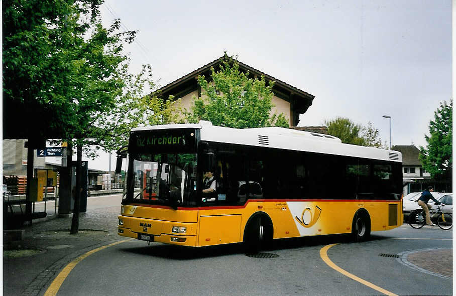 (053'304) - Lengacher, Mnsingen - Nr. 3/BE 547'388 - MAN/Gppel am 9. Mai 2002 beim Bahnhof Wichtrach