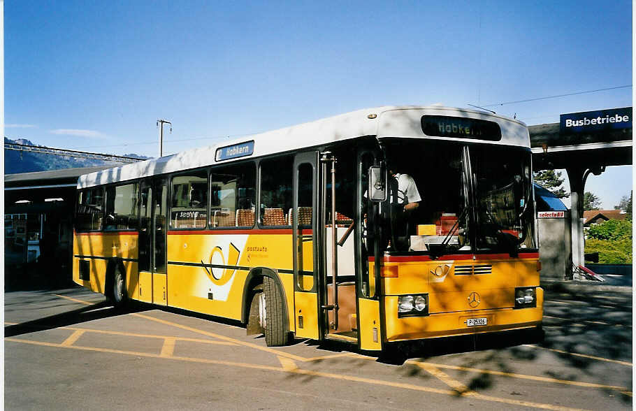 (053'326) - PTT-Regie - P 25'326 - Mercedes/R&J am 16. Mai 2002 beim Bahnhof Interlaken West