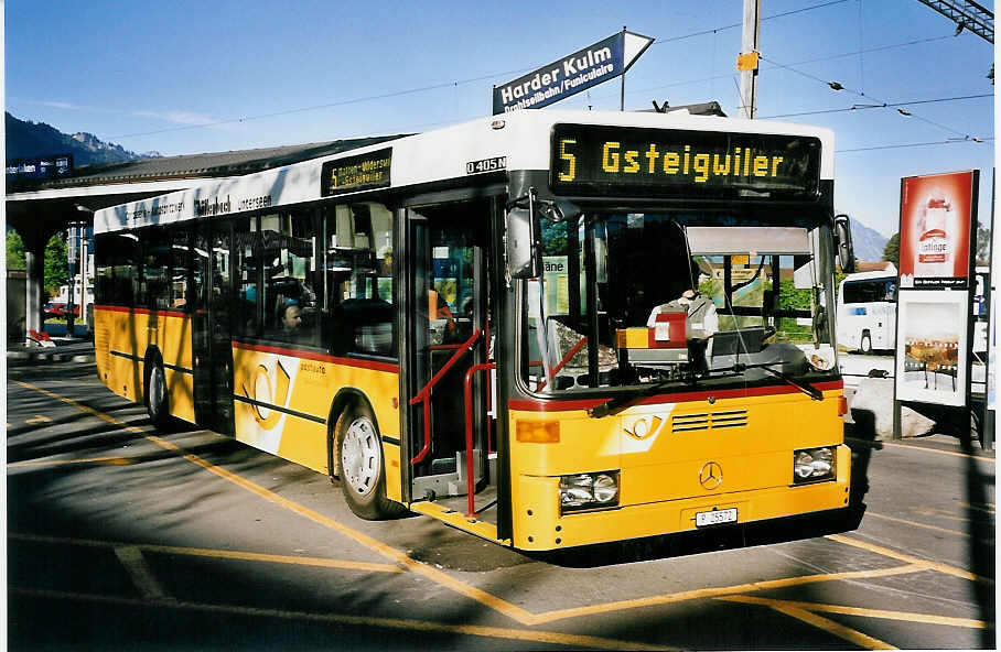 (053'330) - PTT-Regie - P 25'572 - Mercedes am 16. Mai 2002 beim Bahnhof Interlaken West