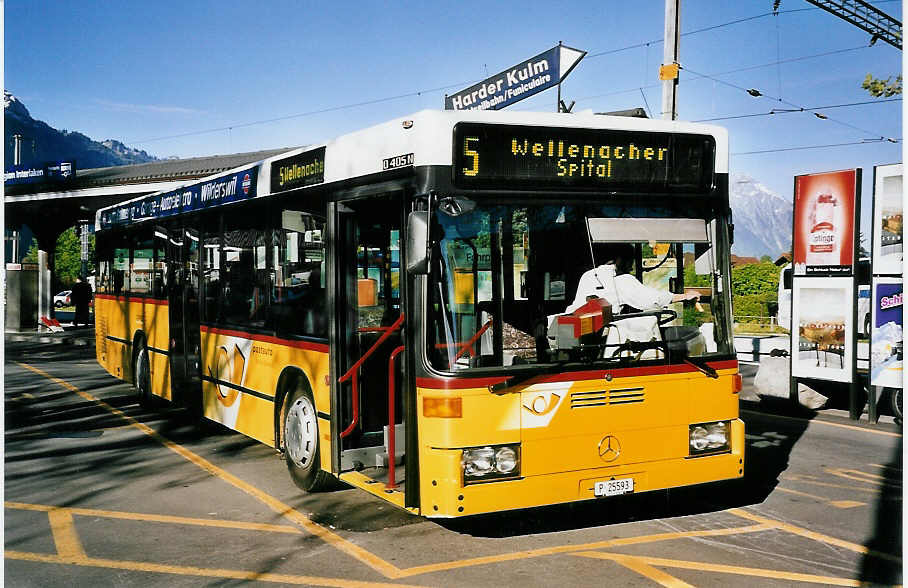 (053'331) - PTT-Regie - P 25'593 - Mercedes am 16. Mai 2002 beim Bahnhof Interlaken West