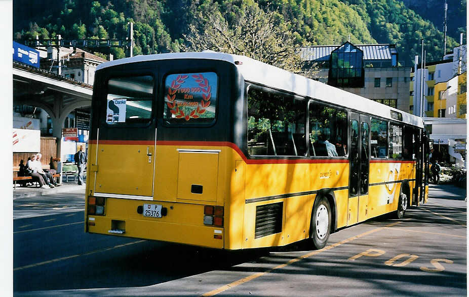 (053'333) - PTT-Regie - P 25'376 - Mercedes/R&J (ex Engeloch, Riggisberg Nr, 2; ex P 25'305) am 16. Mai 2002 beim Bahnhof Interlaken West