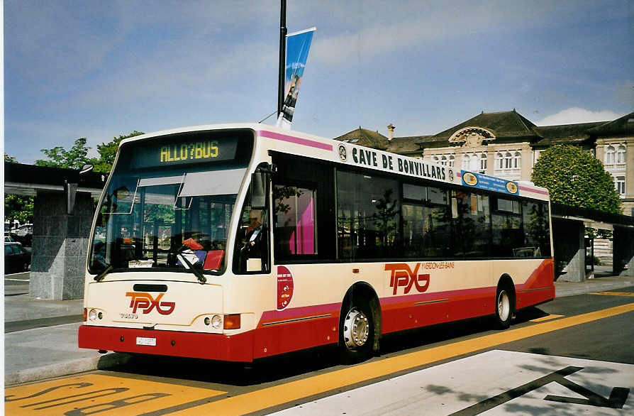 (053'420) - TPYG Yverdon - VD 1257 - Volvo/Berkhof am 20. Mai 2002 beim Bahnhof Yverdon