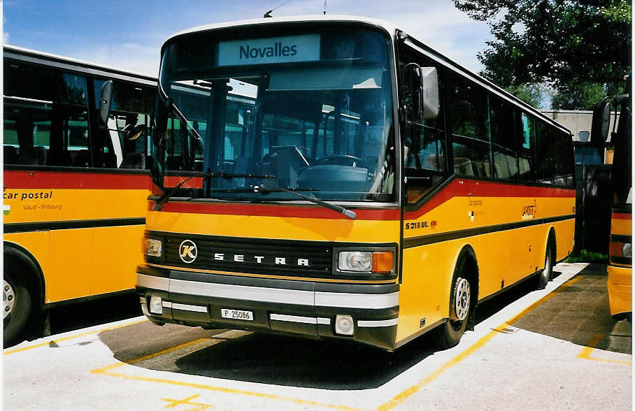 (053'435) - PTT-Regie - P 25'086 - Setra am 20. Mai 2002 in Yverdon, Garage