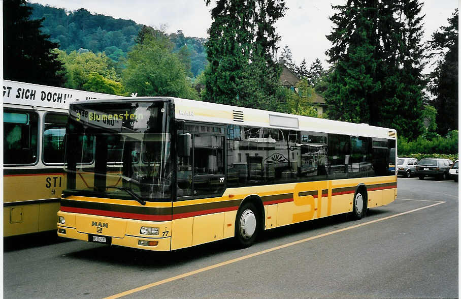 (053'613) - STI Thun - Nr. 77/BE 274'177 - MAN am 3. Juni 2002 bei der Schifflndte Thun