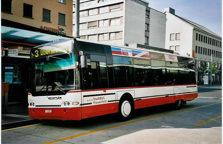 (053'712) - PTT-Regie - P 23'202 - Neoplan am 15. Juni 2002 beim Bahnhof Frauenfeld