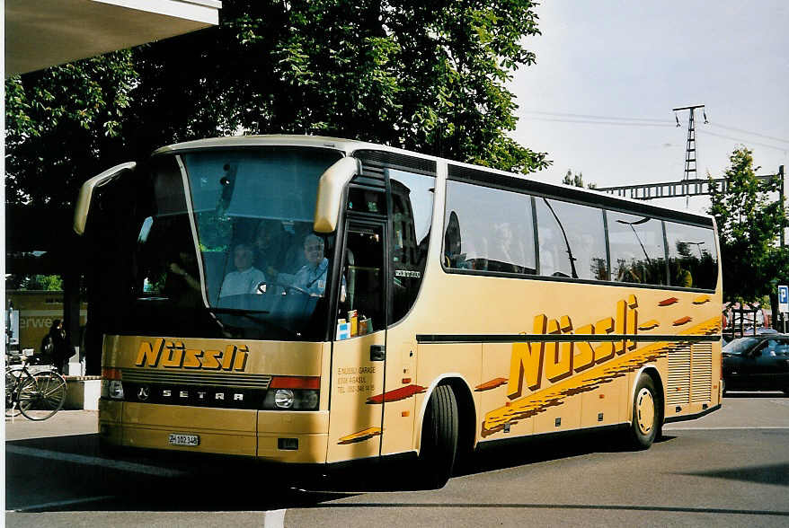 (053'713) - Nssli, Agasul - ZH 102'348 - Setra am 15. Juni 2002 beim Bahnhof Frauenfeld