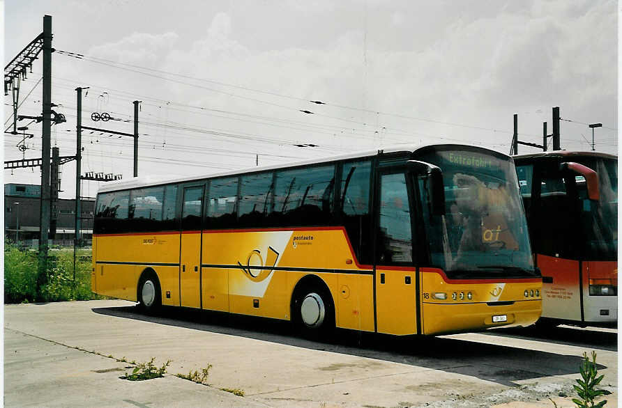 (054'123) - Solr&Fontana, Ilanz - Nr. 18/GR 561 - Neoplan am 22. Juni 2002 in Yverdon, Postgarage