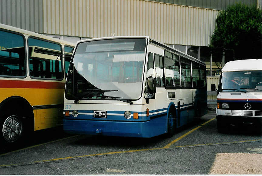 (054'204) - VMCV Clarens - Nr. 37 - Van Hool am 22. Juni 2002 in Biel, Rattinbus