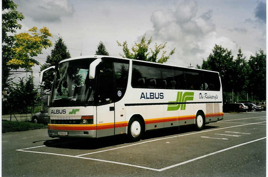 (054'501) - Aus Oesterreich: Dr. Richard - Nr. 4240/S 563 EE - Setra am 16. Juli 2002 in Thun, Seestrasse