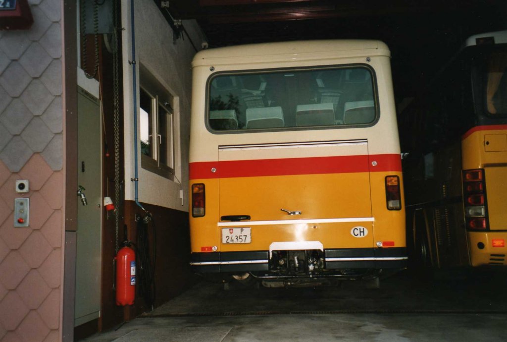 (054'506) - PTT-Regie - P 24'357 - Saurer/R&J am 22. Juli 2002 in Meiringen, Garage AVG M.