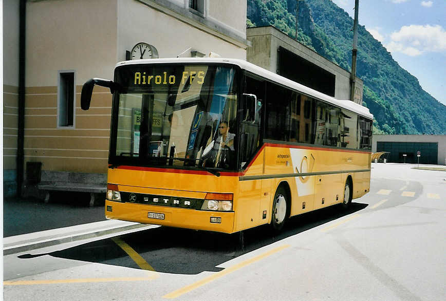 (054'610) - Marchetti, Airolo - TI 117'026 - Setra am 22. Juli 2002 beim Bahnhof Biasca